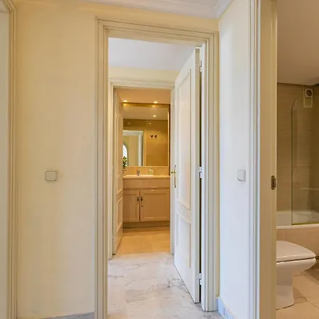 Marbella Home Rentals - Marina Banus, Puerto Banus, Cozy 2Br, Parking & Pool Apartmán Marbella