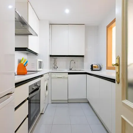 Marbella Home Rentals - Marina Banus, Puerto Banus, Cozy 2Br, Parking & Pool Marbella