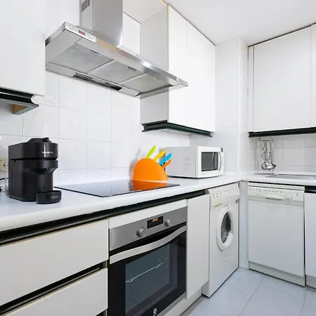 Marbella Home Rentals - Marina Banus, Puerto Banus, Cozy 2Br, Parking & Pool *