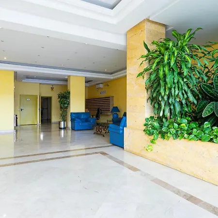 Marbella Home Rentals - Marina Banus, Puerto Banus, Cozy 2Br, Parking & Pool * 马尔韦利亚