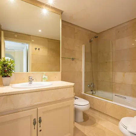 公寓 Marbella Home Rentals - Marina Banus, Puerto Banus, Cozy 2Br, Parking & Pool *