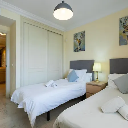 Marbella Home Rentals - Marina Banus, Puerto Banus, Cozy 2Br, Parking & Pool * 马尔韦利亚