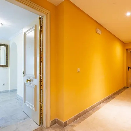 Marbella Home Rentals - Marina Banus, Puerto Banus, Cozy 2Br, Parking & Pool