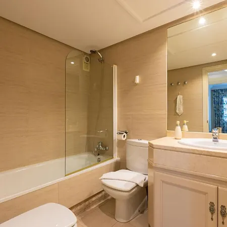 Marbella Home Rentals - Marina Banus, Puerto Banus, Cozy 2Br, Parking & Pool 马尔韦利亚