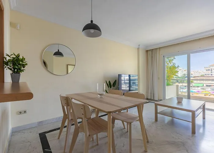 - Marina Banus, Puerto Banus, Cozy 2br, Parking & Pool Apartament