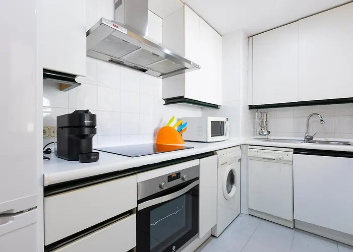 - Marina Banus, Puerto Banus, Cozy 2br, Parking & Pool *