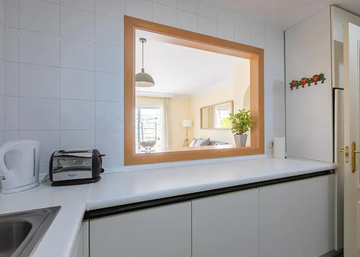- Marina Banus, Puerto Banus, Cozy 2br, Parking & Pool Apartament *