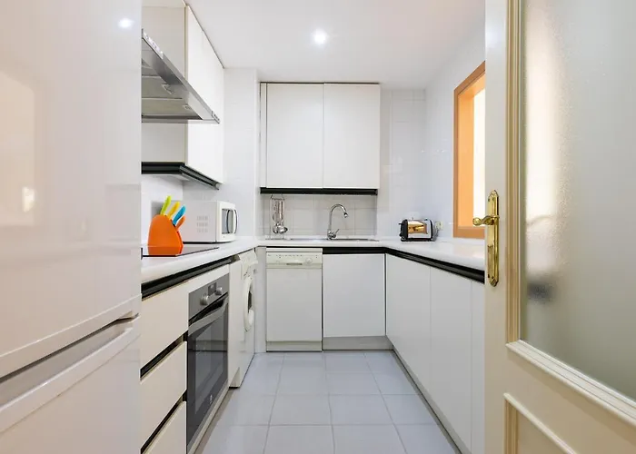 - Marina Banus, Puerto Banus, Cozy 2br, Parking & Pool Marbella