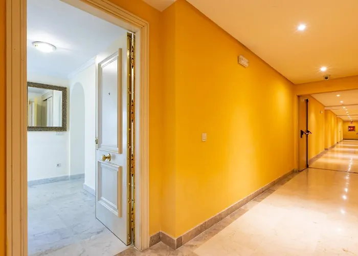 - Marina Banus, Puerto Banus, Cozy 2br, Parking & Pool