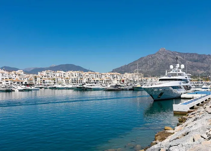 - Marina Banus, Puerto Banus, Cozy 2br, Parking & Pool Marbella