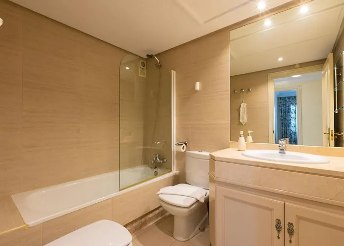 - Marina Banus, Puerto Banus, Cozy 2br, Parking & Pool Marbella