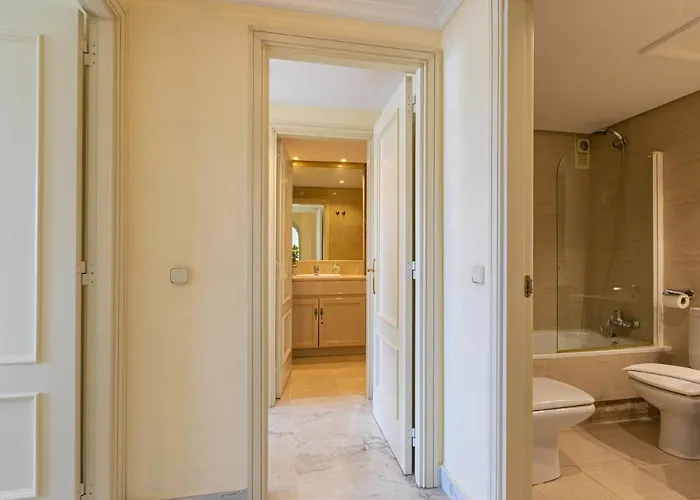 - Marina Banus, Puerto Banus, Cozy 2br, Parking & Pool Apartment Marbella