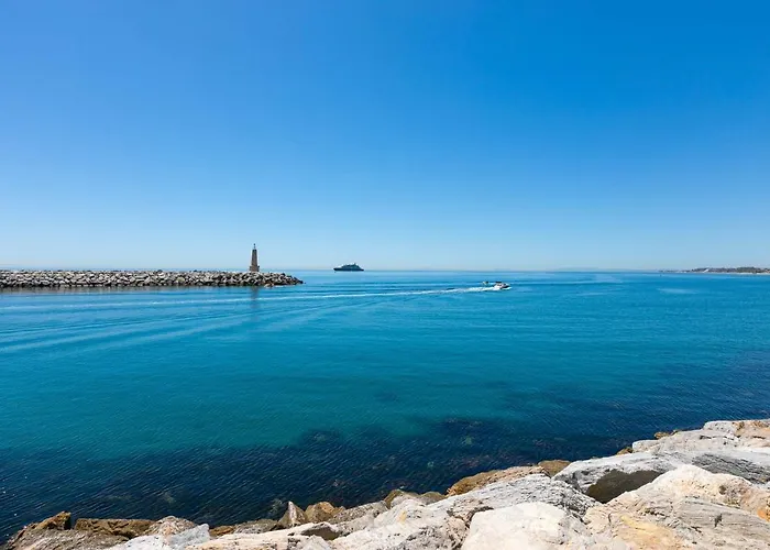 - Marina Banus, Puerto Banus, Cozy 2br, Parking & Pool Apartment Marbella