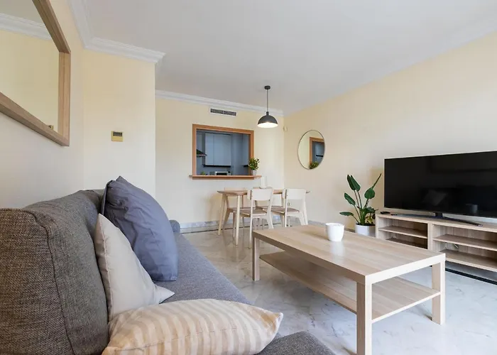 - Marina Banus, Puerto Banus, Cozy 2br, Parking & Pool Apartment *