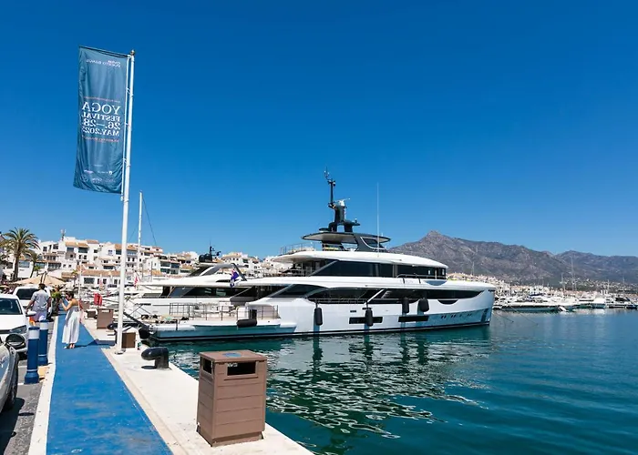 - Marina Banus, Puerto Banus, Cozy 2br, Parking & Pool Apartment *