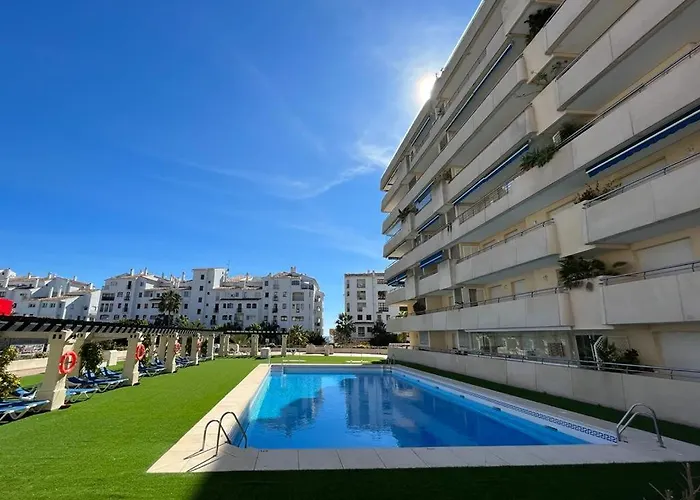 - Marina Banus, Puerto Banus, Cozy 2br, Parking & Pool Apartment Marbella